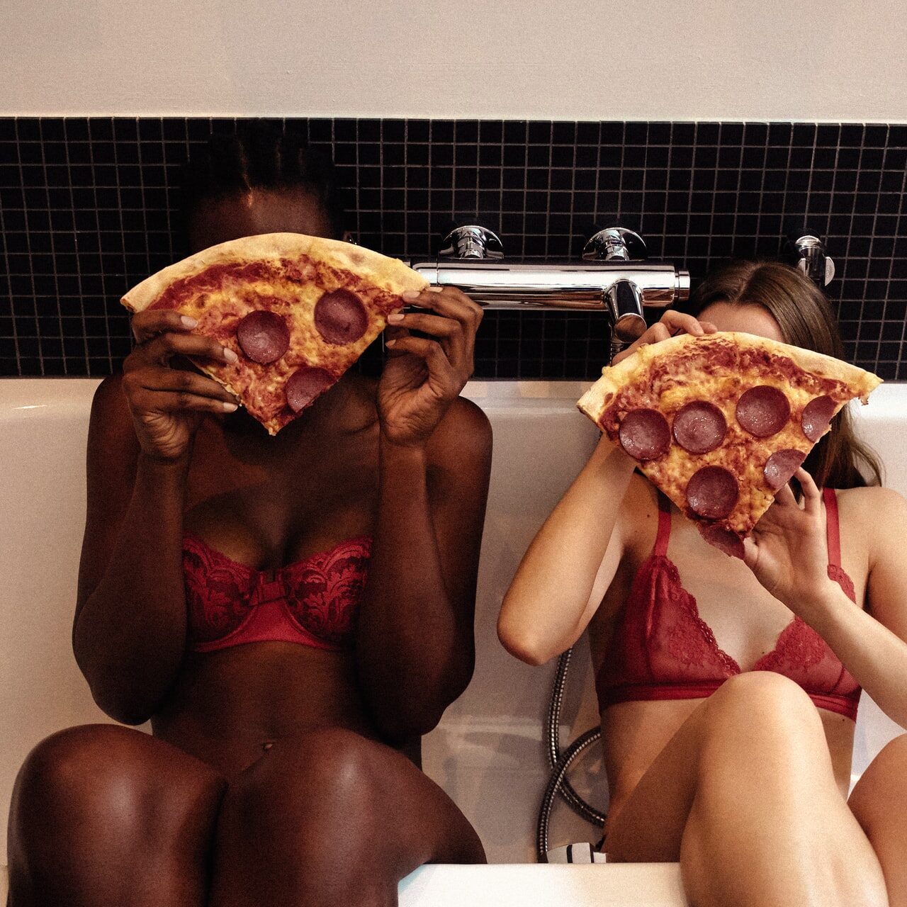 Frauen mit Pizza fette Ernährung macht schön