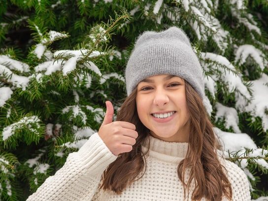 lachende Frau die biohacking coaching macht